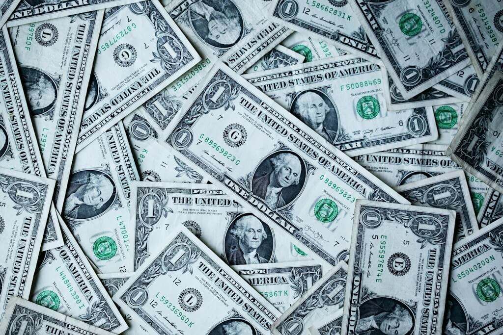 Rozsypane banknoty jednodolarowe